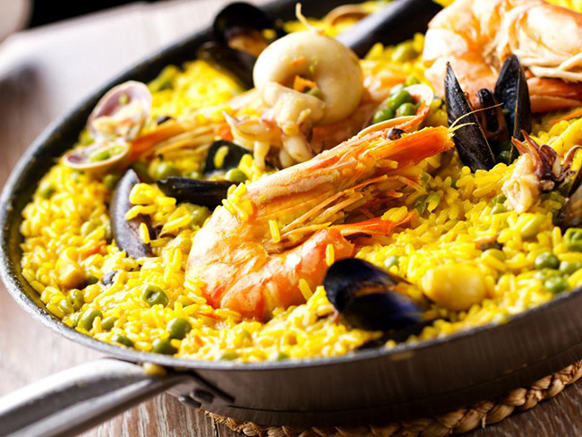 Tây Ban Nha, Paella: Món cơm Tây Ban Nha này gồm các nguyên liệu khác như thịt gà, xúc xích, tôm, nghệ tây và khoai tây. Món ăn có nguồn gốc từ vùng Valencia, nơi hai thành phần chính - nghệ tây và gạo rất phát triển.