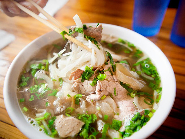 Việt nam: Phở là món ăn nổi bật trong văn hóa ẩm thực của Việt Nam. Phở, gồm một bát nước dùng đầy mì gạo, thịt và rau thơm. Món ăn này bạn có thể tìm được khắp mọi nơi tại Việt Nam.