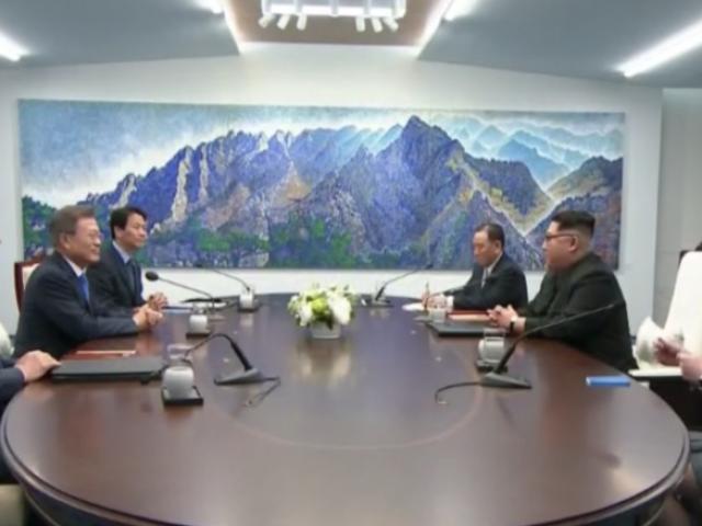Chiếc bàn cực kỳ đặc biệt được làm riêng để đón Kim Jong-un