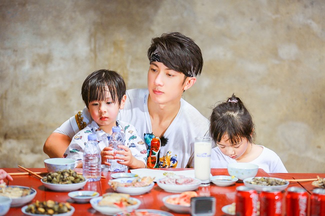 Qua thời hoàng kim, các sao Hoa ngữ lấy lại danh tiếng nhờ con cái - 1