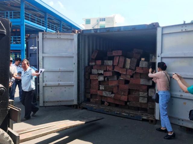 Thị trường - Tiêu dùng - Bí mật “khủng” trong thùng hàng container tại cảng ở Sài Gòn