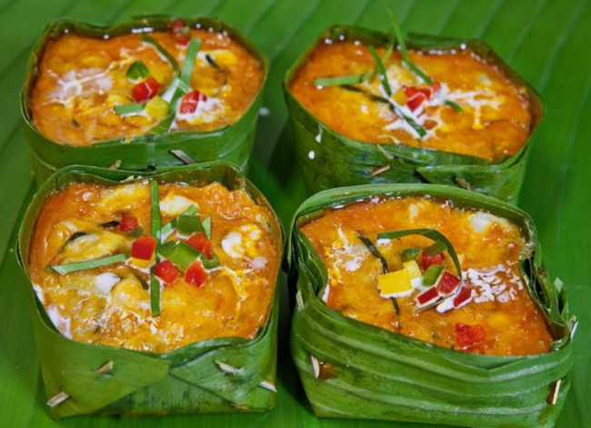 Amok Trey – Món ăn nàygồm phi lê cá hấp trong lá chuối cùng sữa dừa, đậu phộng, trứng và hỗn hợp gia vị truyền thống Kroeung. Món ăn này dùng với cơm nóng và là món ăn phổ biến trong Lễ hội Té Nước (lễ kỷ niệm năm mới).