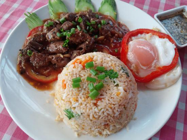 Bò Lok Lak – Là món thịt bò hầm với nước sốt, tỏi, nước tương dùng cùng cà chua tươi, xà lách, dưa chuột.