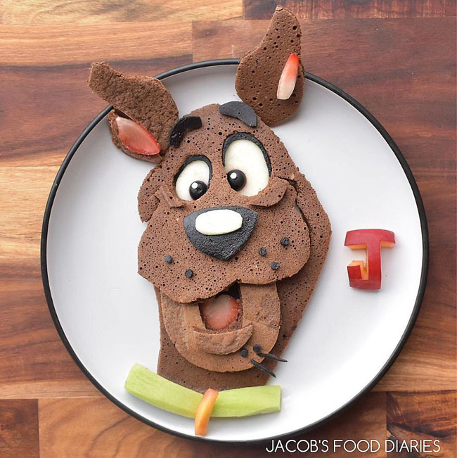 Chú chó Scooby-Doo đáng yêu từ ca cao, kiwi, táo, dâu tây, mận và quả việt quất sẽ giúp con thích thú và có bữa ăn ngon lành, nhẹ nhàng hơn.