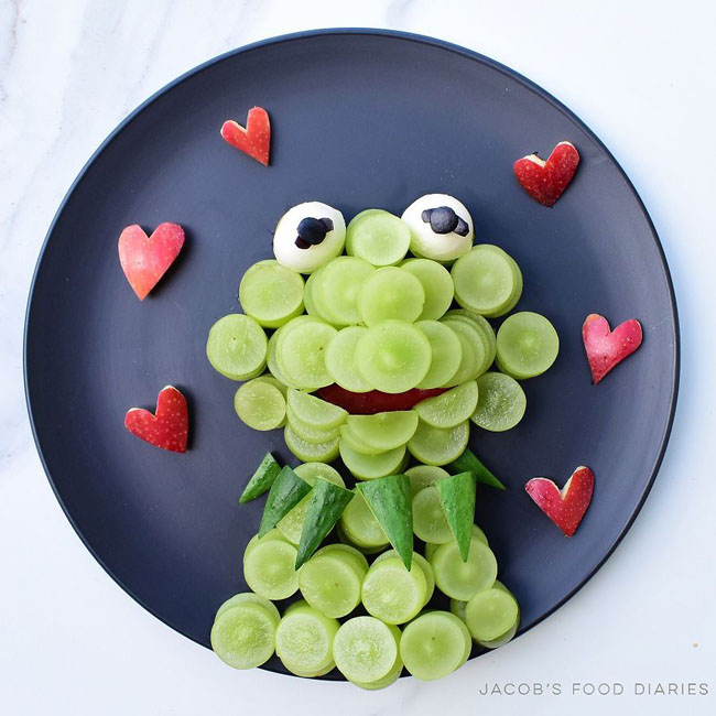 Bữa phụ khiến em bé nào cũng thích thú khi tạo hình chú ếch Kermit từ quả nho và quả táo.