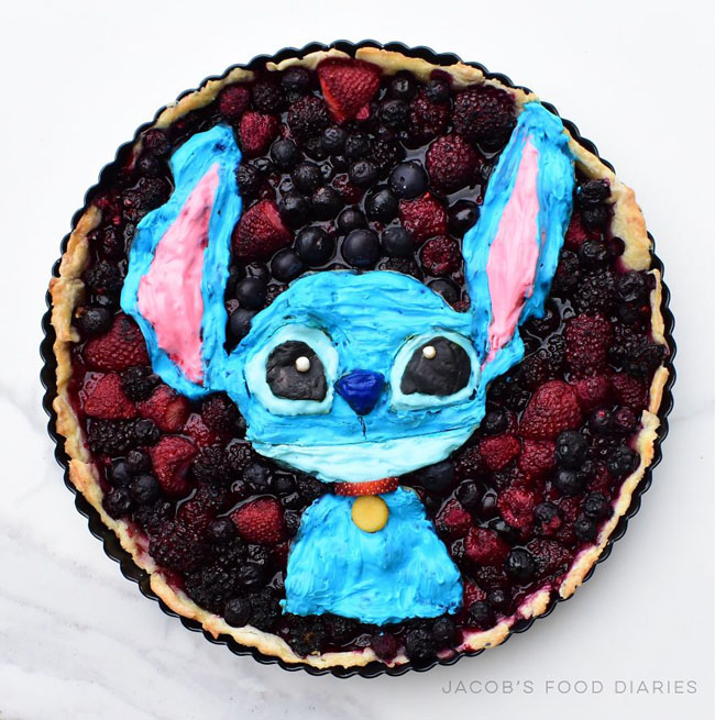 Chiếc bánh kem bắt mắt với hình Stitch dễ thương sẽ giúp bé ăn được nhiều hơn.