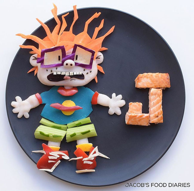Nhân vật Chucky vốn đáng sợ nhưng qua bàn tay khéo léo của mẹ bỗng thành món ăn hấp dẫn với cá hồi, khoai tây nghiền và rau củ quả.