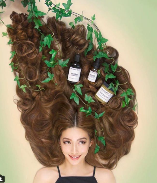 Sarah Trần chia sẻ rằng dưỡng chất đầy đủ khiến tóc cô dù dài chấm hông vẫn không có dấu hiệu chẻ ngọn.
