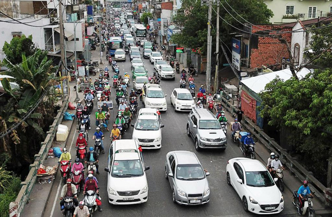 Hàng nghìn người rời thành phố đi nghỉ lễ, cửa ngõ Sài Gòn người, xe như nêm - 1