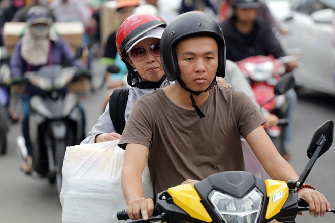 Hàng nghìn người rời thành phố đi nghỉ lễ, cửa ngõ Sài Gòn người, xe như nêm - 6