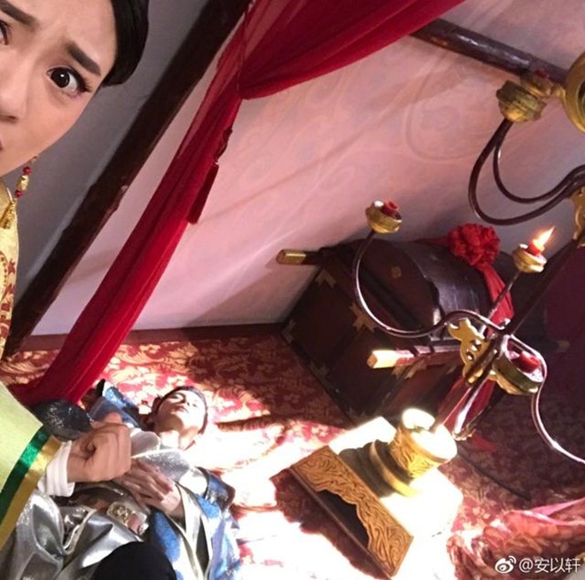 Cười ra nước mắt chuyện sao ngủ quên trong hậu trường phim - 4