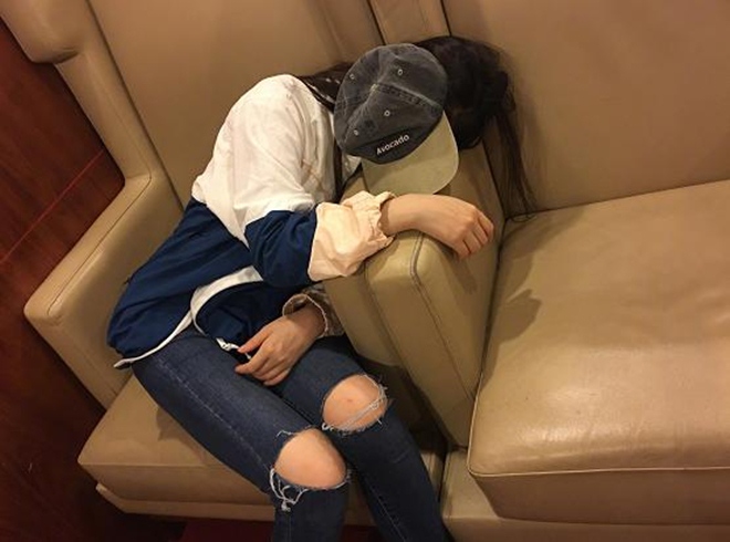 Cười ra nước mắt chuyện sao ngủ quên trong hậu trường phim - 1