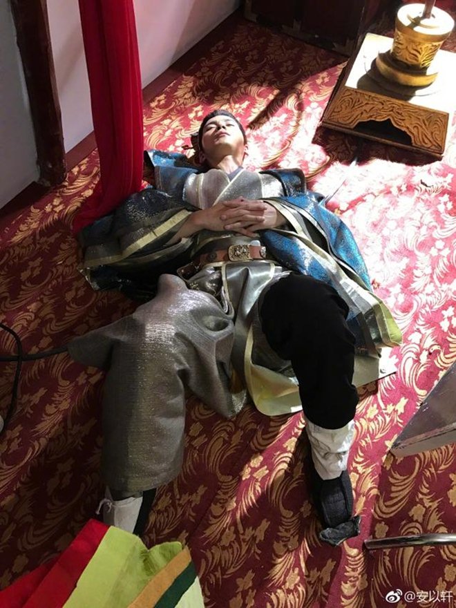 Cười ra nước mắt chuyện sao ngủ quên trong hậu trường phim - 2