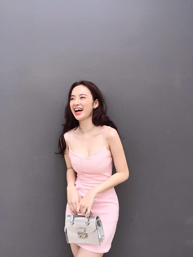Váy 2 dây - &#34;vũ khí&#34; lợi hại của phái đẹp, tất nhiên Angela Phương Trinh cũng không ngoại lệ. Cô chọn gam hồng nữ tính, điệu đà và không bao giờ lỗi mốt.