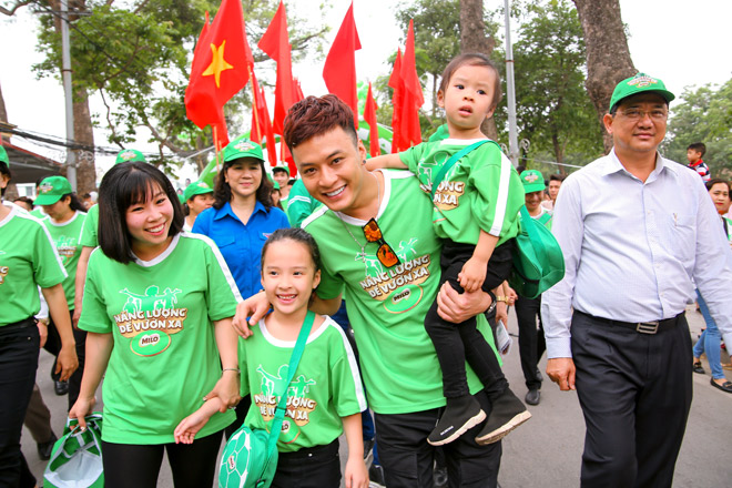 Gia đình diễn viên Hồng Đăng cùng 20.000 người đi bộ vì thế hệ Việt Nam năng động - 3