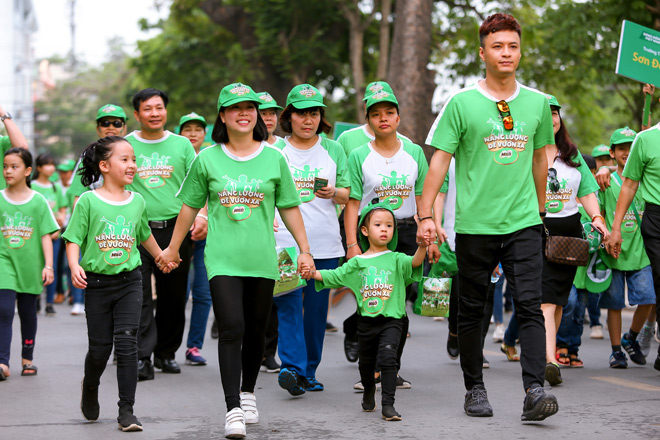 Gia đình diễn viên Hồng Đăng cùng 20.000 người đi bộ vì thế hệ Việt Nam năng động - 4