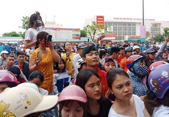Hàng trăm người dân vây kín ngôi nhà nghi tụ điểm “Hội thánh Đức Chúa Trời Mẹ” - 4