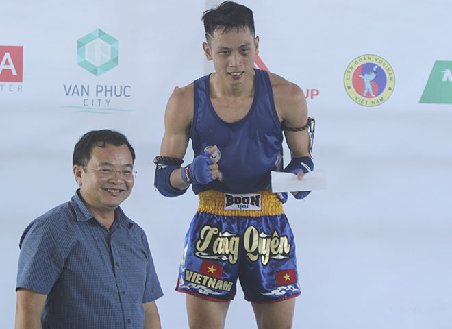 Tung gối bay như huyền thoại, Tăng Quyền hạ knock – out nhà vô địch thế giới - 2