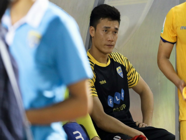 Bóng đá - Vì sao HLV Mihail cưng chiều, HLV nội lại "bỏ rơi" Tiến Dũng?