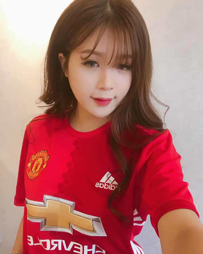 Dương thừa nhận, cô hâm mộ câu lạc bộ Man United chưa lâu nhưng những hiểu biết của cô về đội bóng này không hề thua kém fan lâu năm. Cô khẳng định, mình không phải là fan phong trào của MU. 