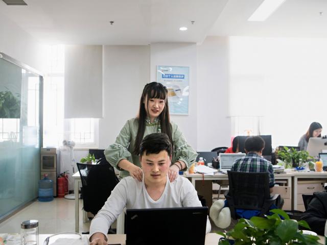 Tài chính - Bất động sản - Công ty Trung Quốc tuyển người đẹp tạo "động lực" cho nhân viên nam