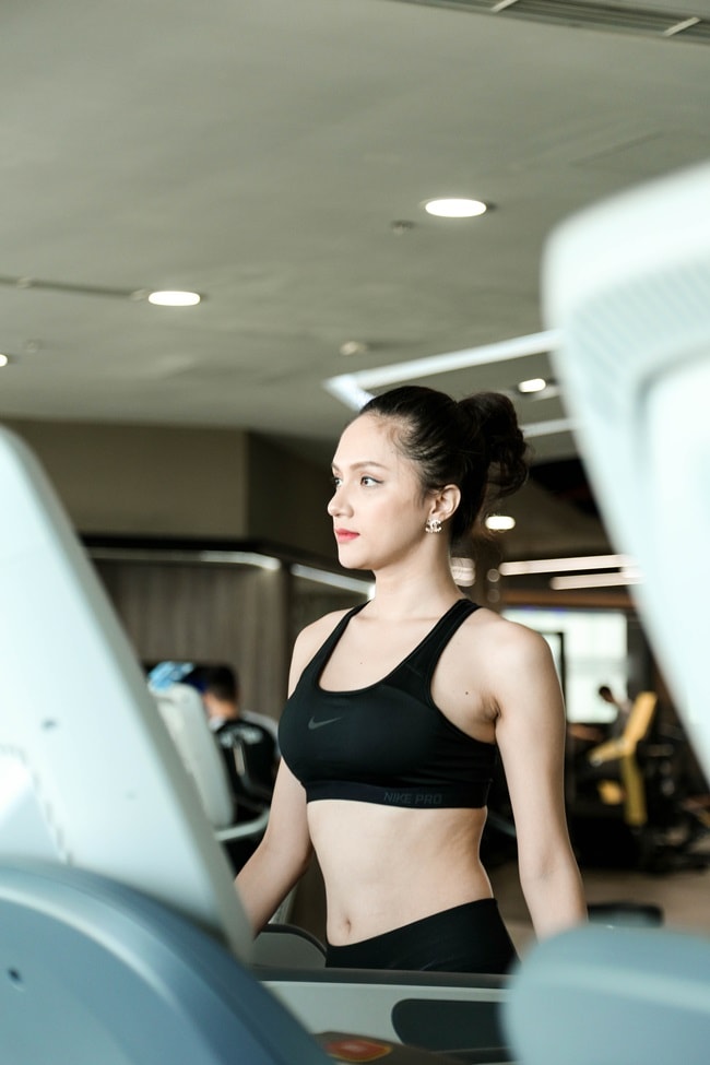 Sau 15 phút dành cho những động tác căn bản của môn boxing, Hương Giang tiếp tục dành 15 phút cho việc đi bộ trên máy.