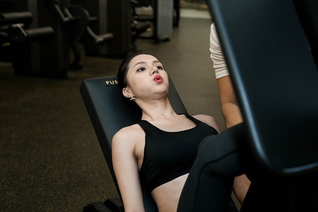 Hương Giang cũng sử dụng đến thiết bị tập cho cơ đùi và bụng.