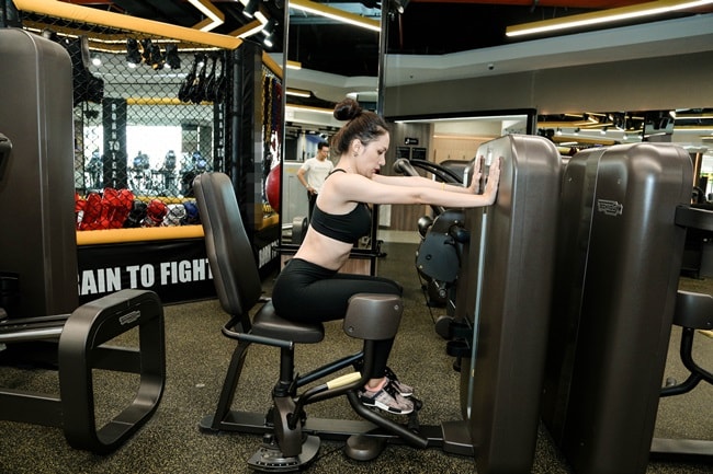 Bài tập với máy tiếp theo giúp rèn luyện cơ mông, đùi trong và đùi ngoài.