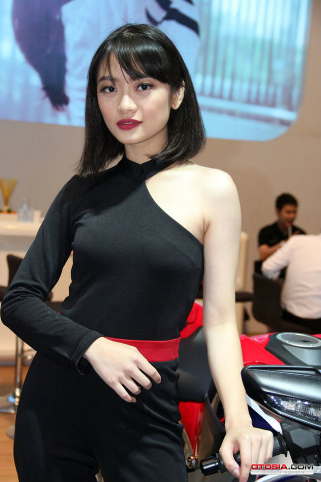 Người đẹp khoe vai trần nõn nà.