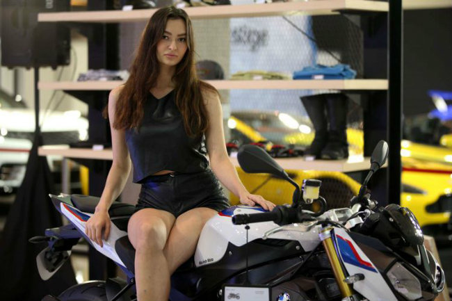 Người đẹp cùng xế nổ của BMW.