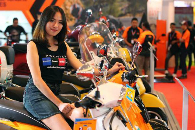 Người đẹp bên xe tay ga.