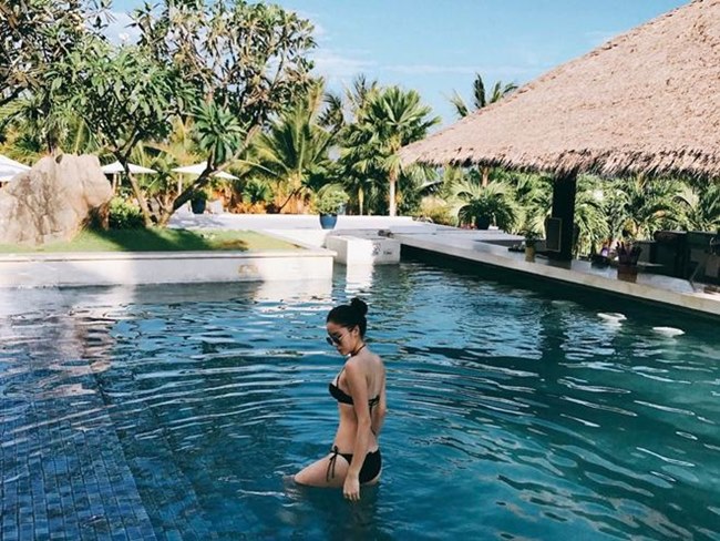 Tuy nhiên, Kỳ Duyên cũng không thể nói lời từ chối với những thiết kế áo tắm có gam màu truyền thống như đen, items chưa khi nào lỗi mốt.