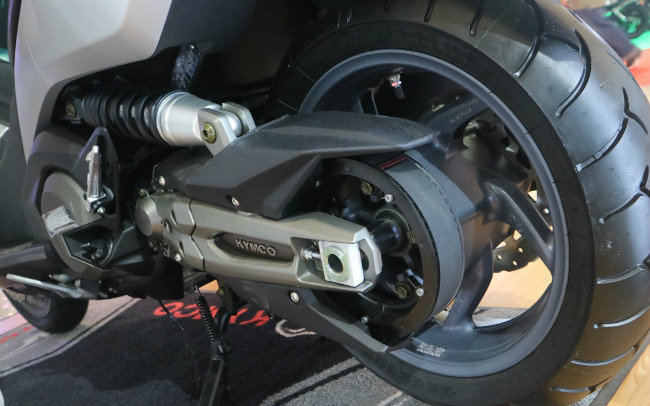 Chiều dài trục cơ sở lớn cùng bộ bánh xe cỡ 15-inch giúp cho 2018 Kymco AK550 ổn định khi tăng tốc mà vẫn giữ được độ linh hoạt&nbsp; khi tham gia giao thông.