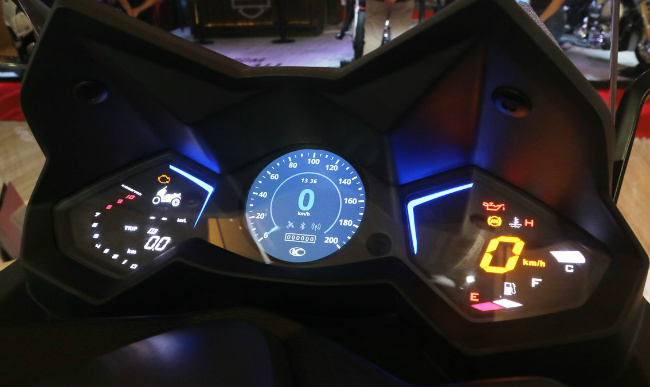 Màn hình đồng hồ LCD hiện đại. 2018 Kymco AK550 có thiết kế hai chế độ lái phù hợp với các điều kiện thời tiết khác nhau. Với chế độ lái trời mưa, xe có phản ứng ga ban đầu giảm, tăng độ bám đường và vẫn giữ được sức mạnh 53 mã lực đáng chú ý.