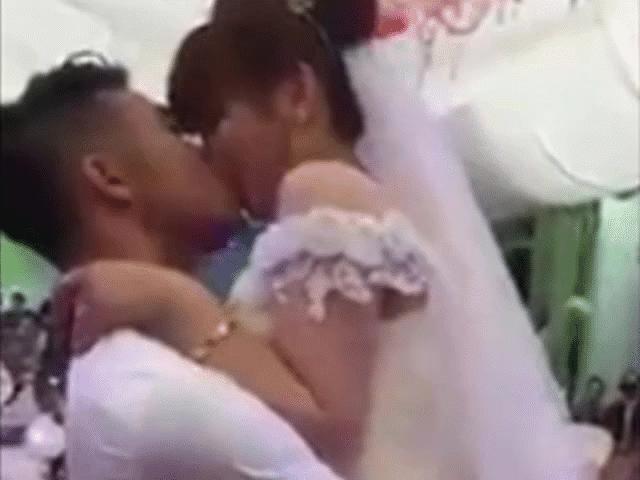 Bạn trẻ - Cuộc sống - Chú rể hôn "ngấu nghiến" cô dâu suốt 3 phút NÓNG nhất tuần