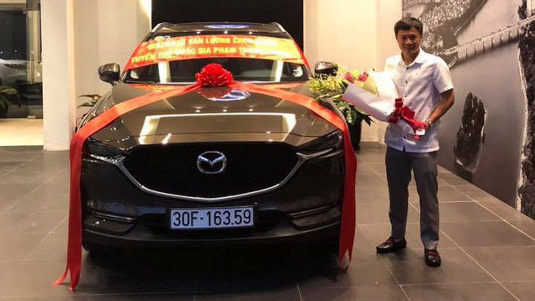 Cựu tuyển thủ quốc gia Phạm Thành Lương &#39;&#39;đập hộp&#39;&#39; Mazda CX-5 mới - 2