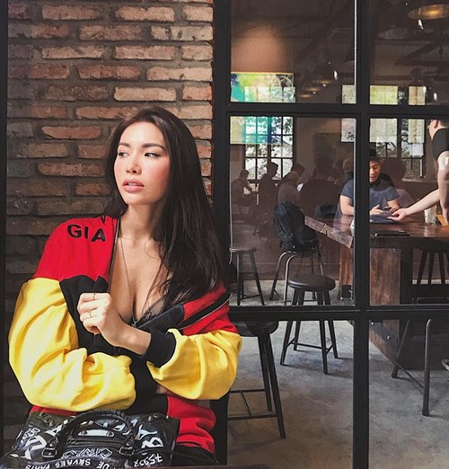 Học Minh Tú mặc gợi cảm đi chơi lễ vừa "ngầu" vừa chất - 2