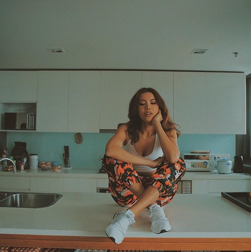 Học Minh Tú mặc gợi cảm đi chơi lễ vừa "ngầu" vừa chất - 5