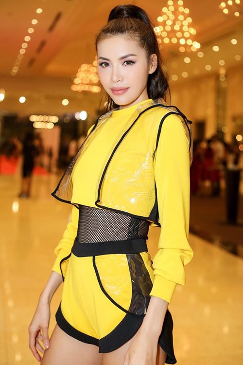 Học Minh Tú mặc gợi cảm đi chơi lễ vừa "ngầu" vừa chất - 10