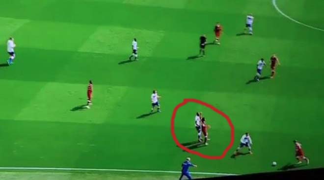 Salah “trùm” bỏ lỡ, bị nghi đấm đối phương: Đấu sao nổi Ronaldo, Messi? - 3