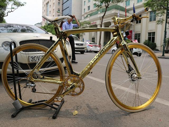 Lóa mắt trước chiếc xe đạp dát vàng dựng "hững hờ" trên vỉa hè Hà Nội