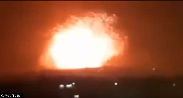 Căn cứ quân sự ở Syria bị nã tên lửa dữ dội, gây động đất - 1
