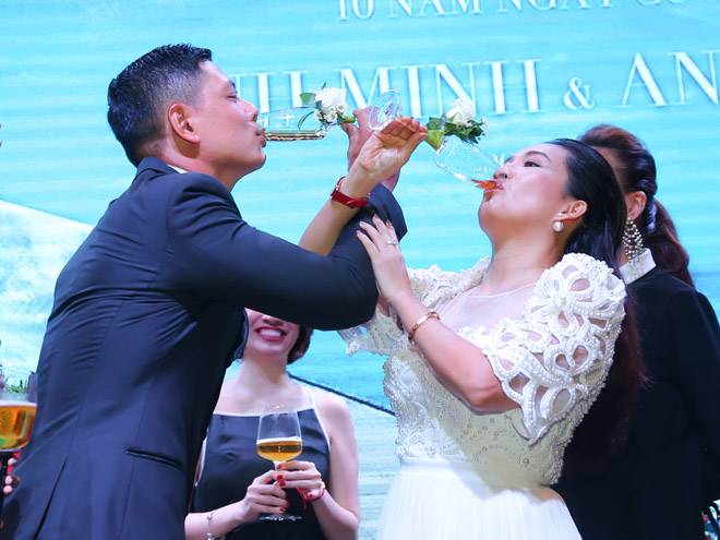 Bình Minh hôn vợ say đắm trong ngày kỷ niệm 10 năm cưới - 4