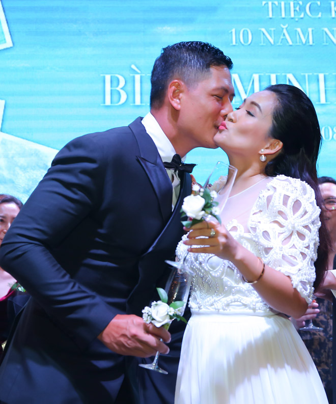 Bình Minh hôn vợ say đắm trong ngày kỷ niệm 10 năm cưới - 5