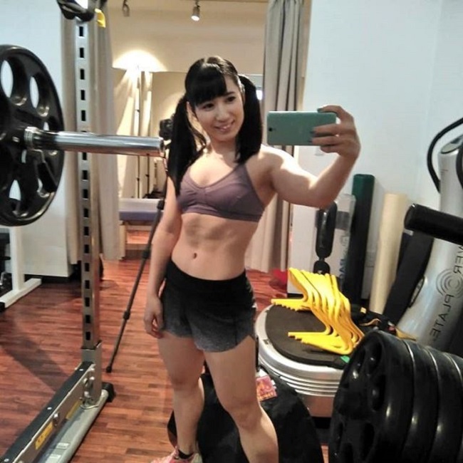 Reika Saiki dành nhiều thời gian tập gym mỗi ngày. 
