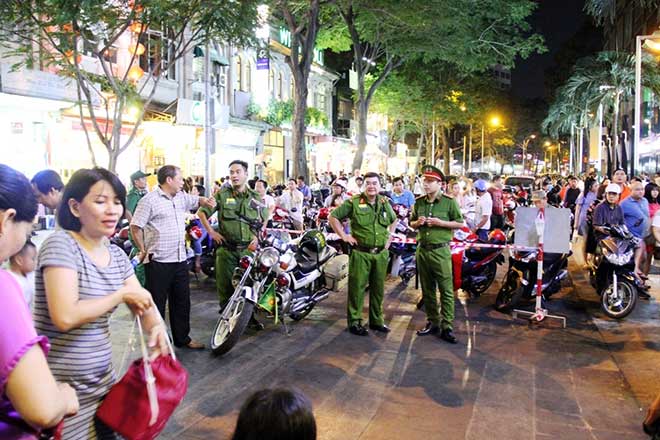 Phố đi bộ Sài Gòn chật cứng người chờ xem pháo hoa nghệ thuật - 9