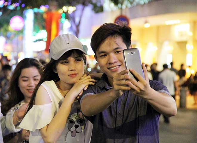 Phố đi bộ Sài Gòn chật cứng người chờ xem pháo hoa nghệ thuật - 7
