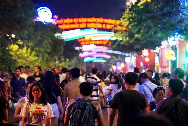 Phố đi bộ Sài Gòn chật cứng người chờ xem pháo hoa nghệ thuật - 4