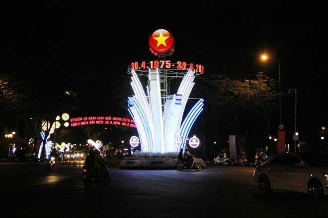 Phố đi bộ Sài Gòn chật cứng người chờ xem pháo hoa nghệ thuật - 12