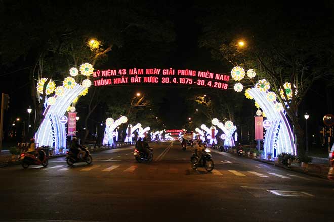 Phố đi bộ Sài Gòn chật cứng người chờ xem pháo hoa nghệ thuật - 10